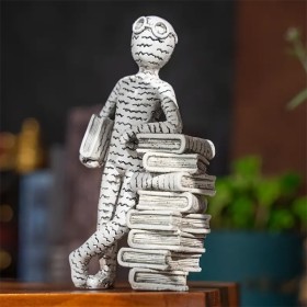 Statue personnage à lunettes en résine soutenant un livre
