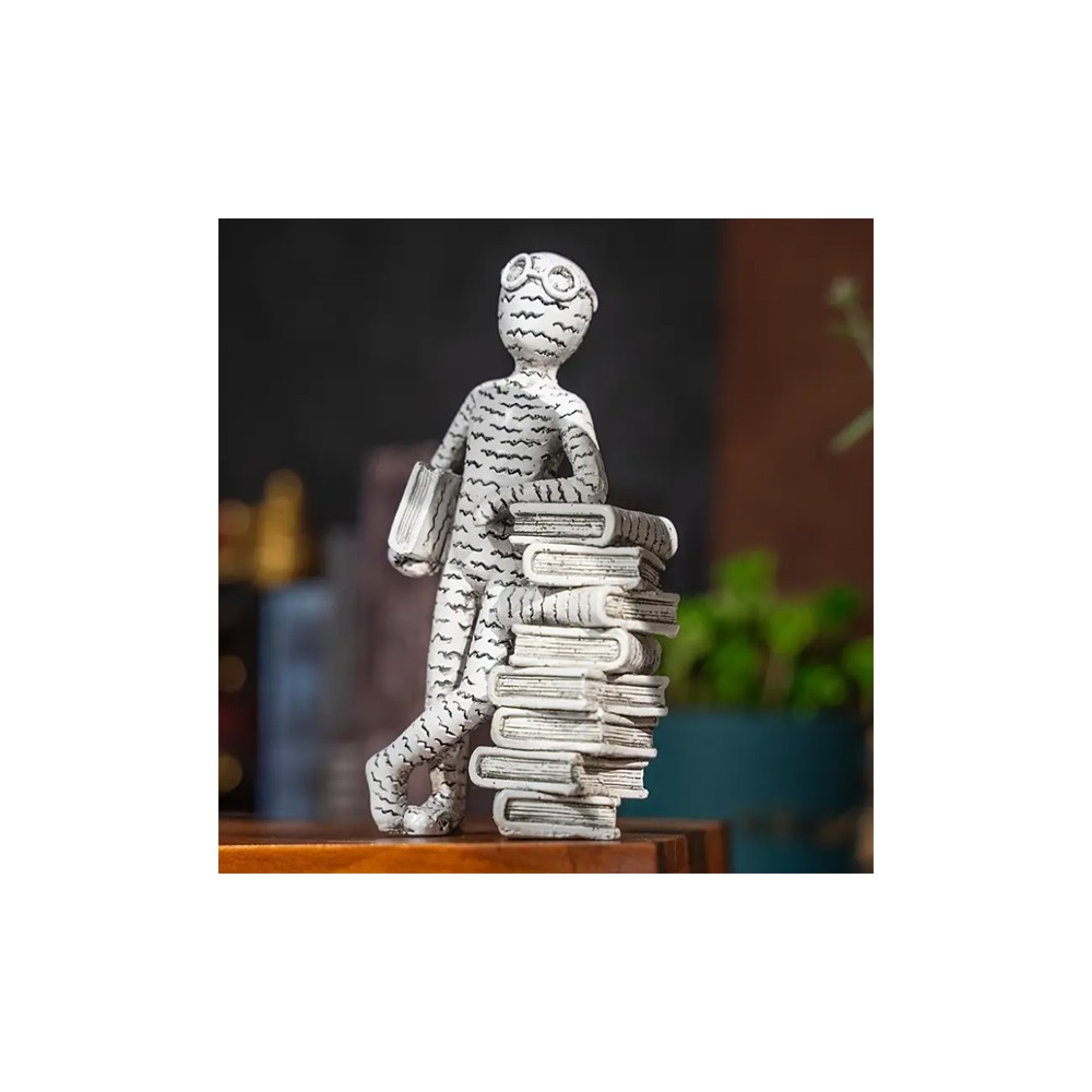 Statue personnage à lunettes en résine soutenant un livre