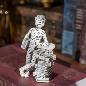 Statue personnage à lunettes en résine soutenant un livre