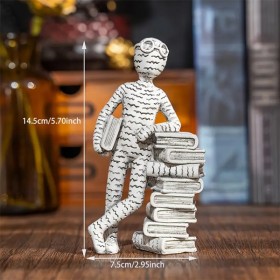 Statue personnage à lunettes en résine soutenant un livre