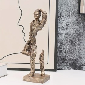 Voyageur en résine bronze