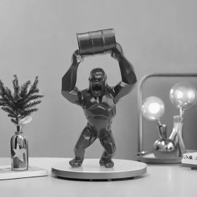 Orang Outan avec seau noir